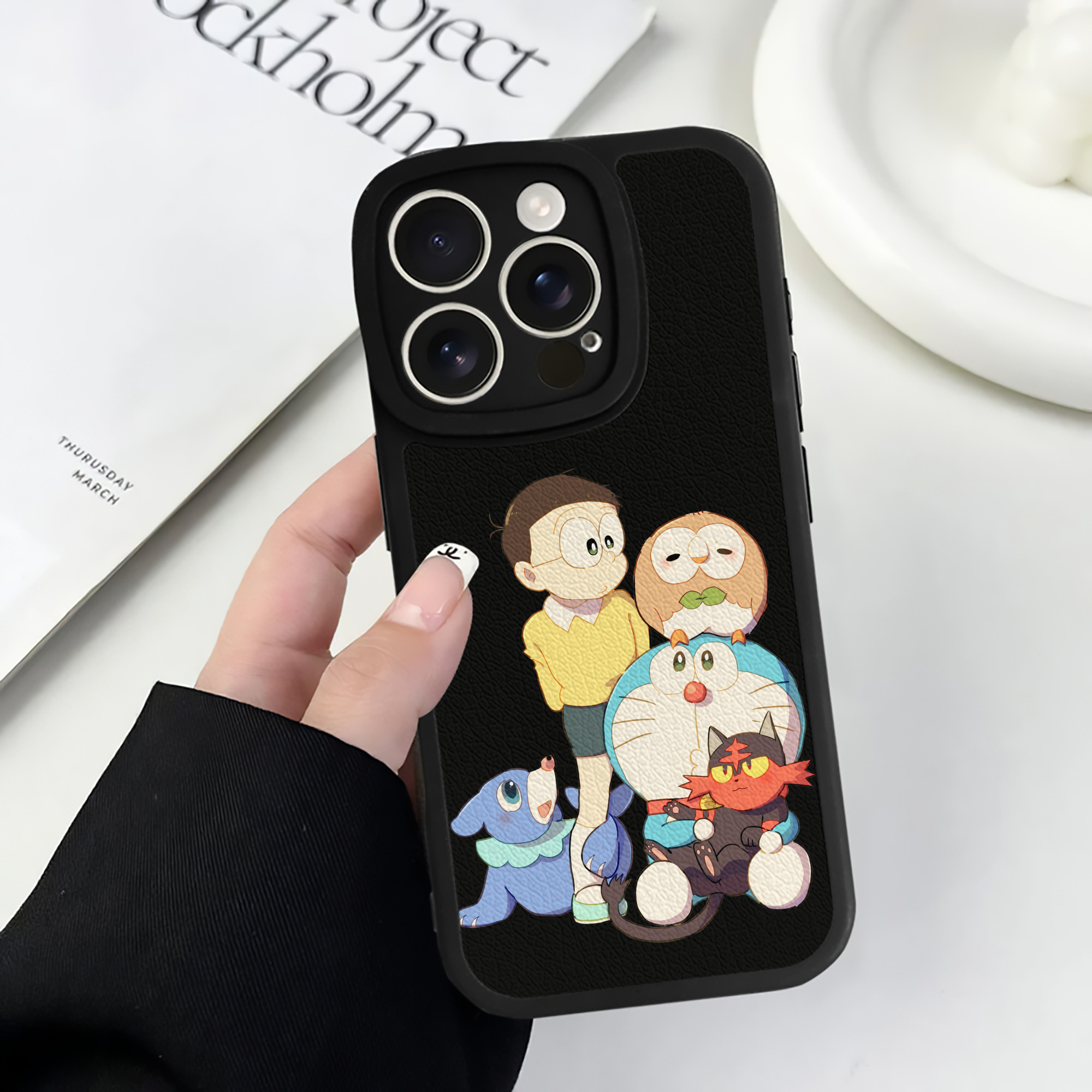 （画像用） ドラえもん Doraemon 【iPhone 16シリーズ対応】シリコンスマホケース（レザー調） 材質：シリコン